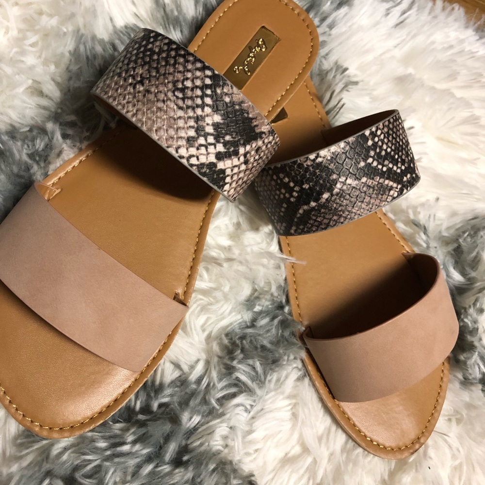 🌟Blush & Snakeskin Quipid Sandals!🌟 - Picture 2 of 7